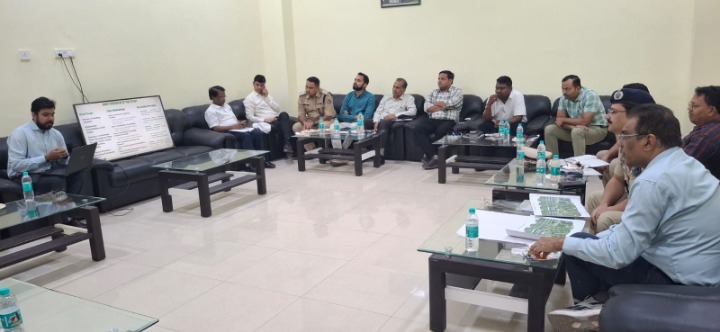 निरीक्षण करते रेलवे वरिष्ठ अधिकारी