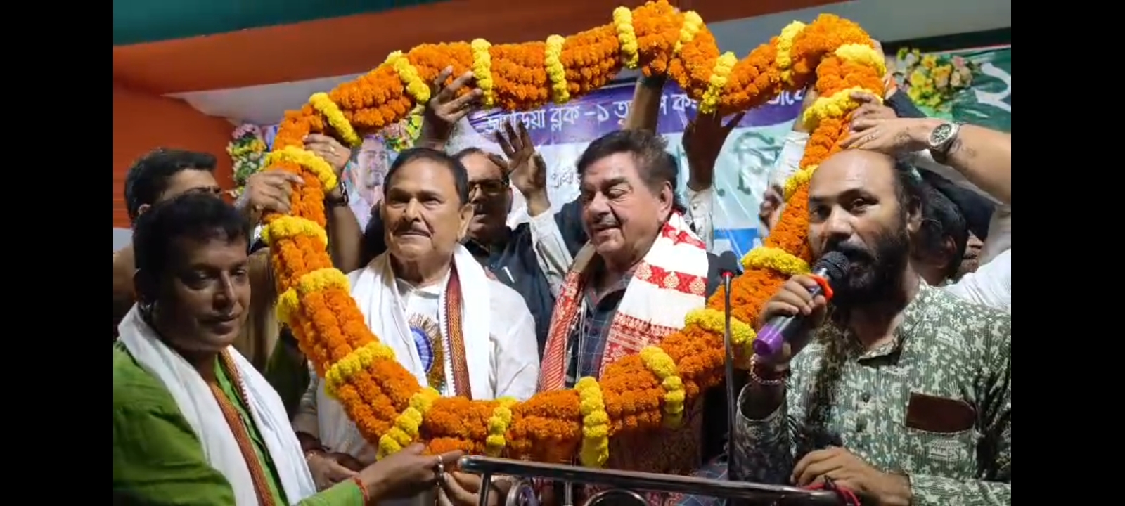 उम्मीदवार द्वारा संसद का सम्मान करते