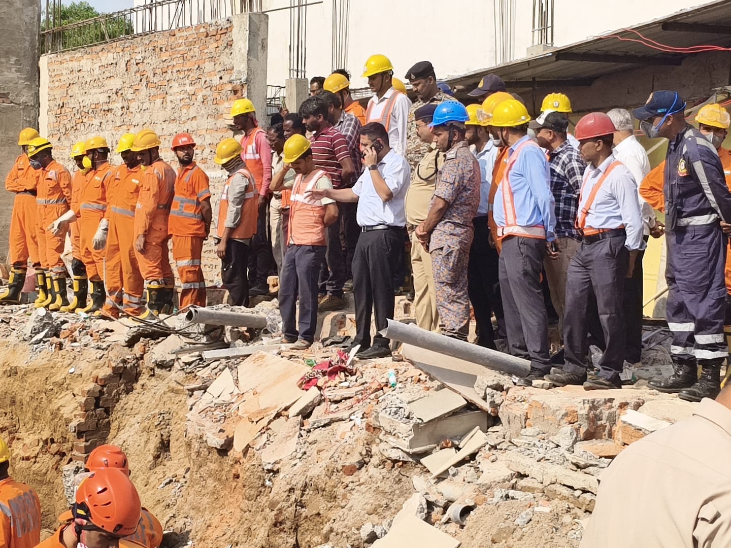 कलेक्टर हर्षल पंचोली माैके पर ढूढने का प्रयास करती एनडीआरएफ की टीम कलेक्टर हर्षल पंचोली माैके पर ढूढने का प्रयास करती एनडीआरएफ की टीम