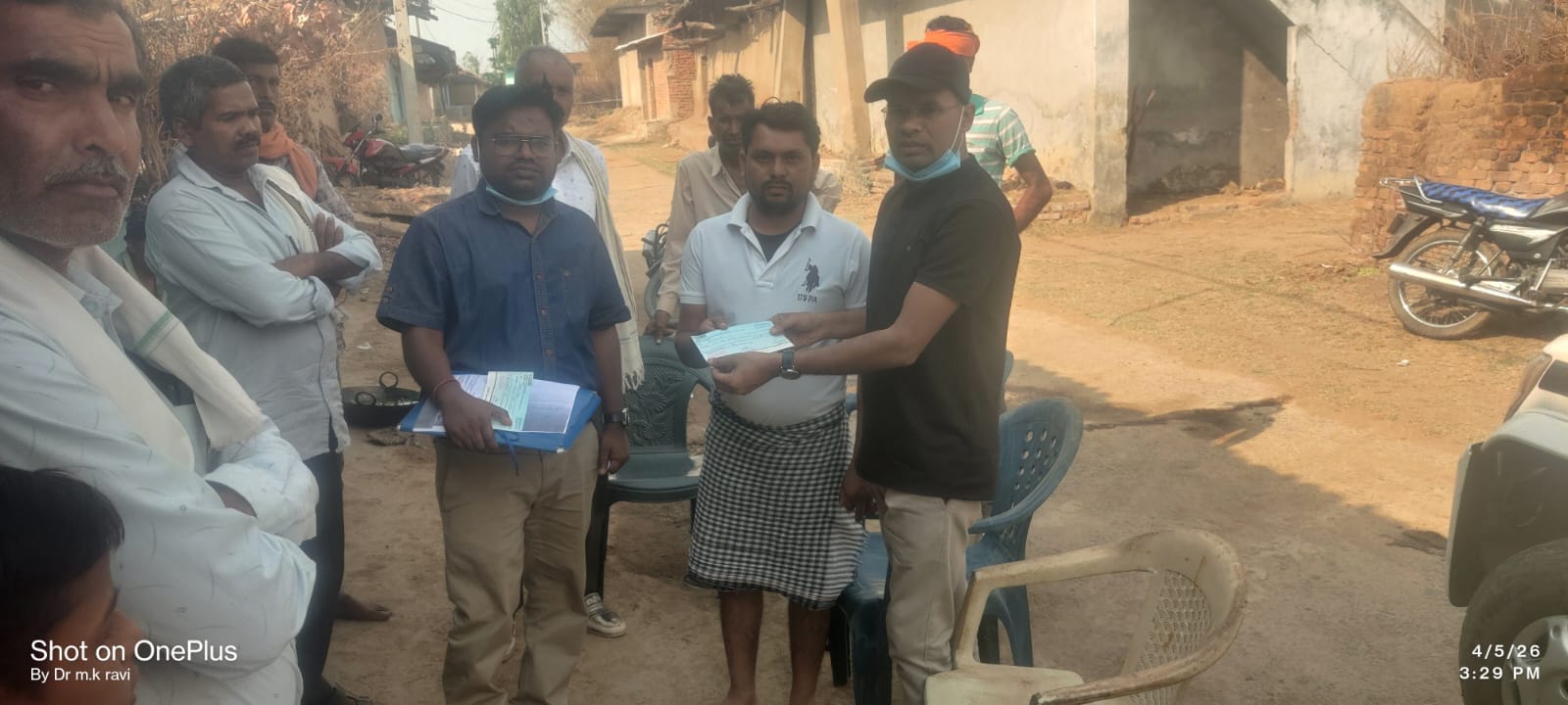 मृतक के घर में चेक साैपते हुए रेडक्रॉस के उप सभापति मृतक के घर में चेक साैपते हुए रेडक्रॉस के उप सभापति