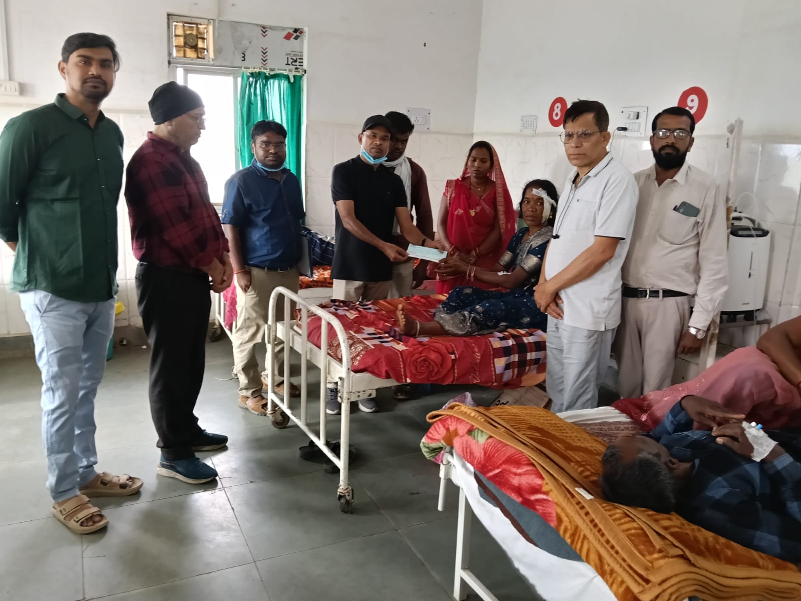 रेडक्रॉस के उप सभापति घायल काे चेक साैपते हुए रेडक्रॉस के उप सभापति घायल काे चेक साैपते हुए