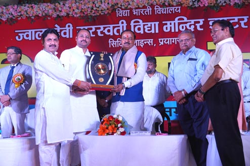 उपमुख्यमंत्री का स्वागत करते