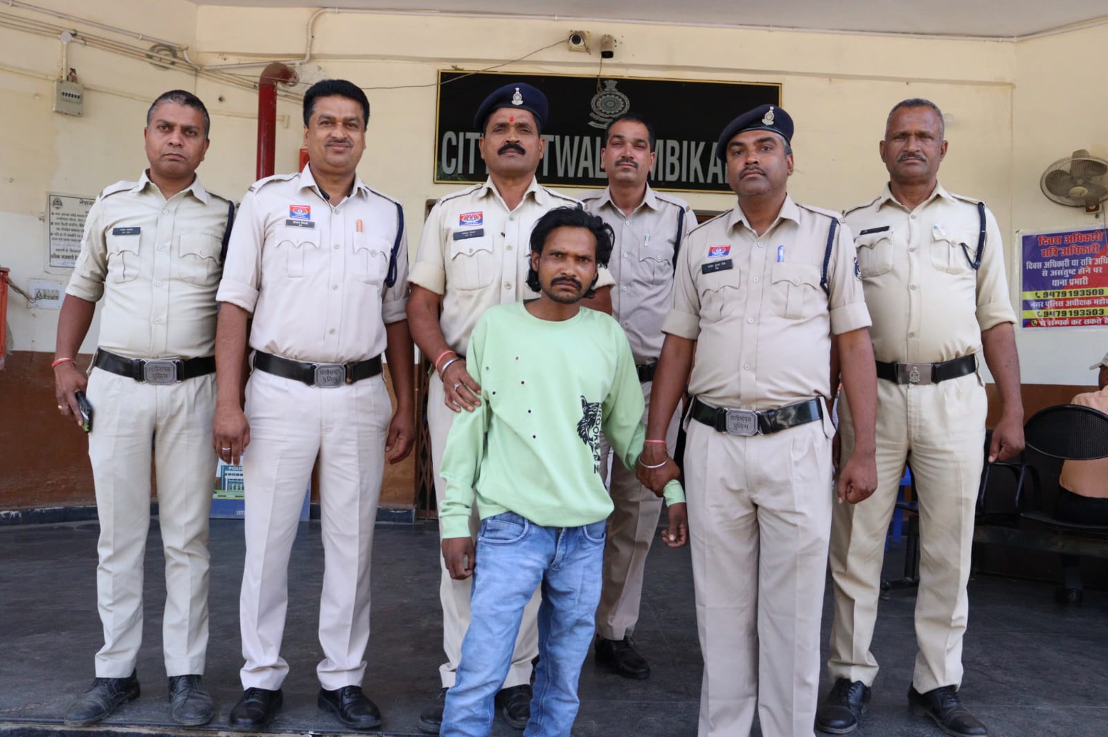 पुलिस गिरफ्त में हत्या का आरोपित पुलिस गिरफ्त में हत्या का आरोपित