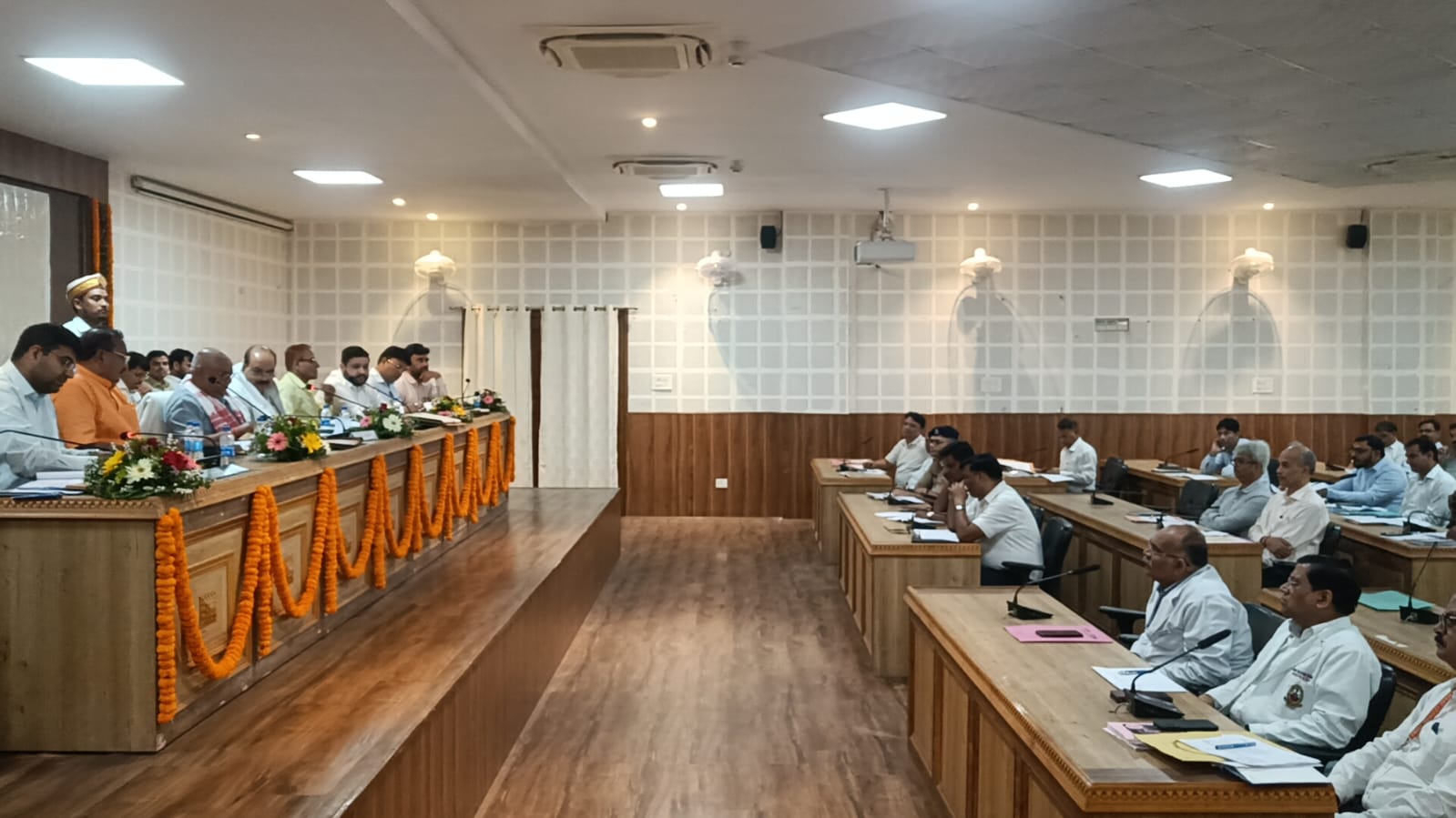 सभापति ध्रुव कुमार त्रिपाठी की अध्यक्षता में एनेक्सी सभागार में हुई बैठक, डीएम-एसएसपी समेत कई जनपदों के अधिकारी रहे मौजूद*