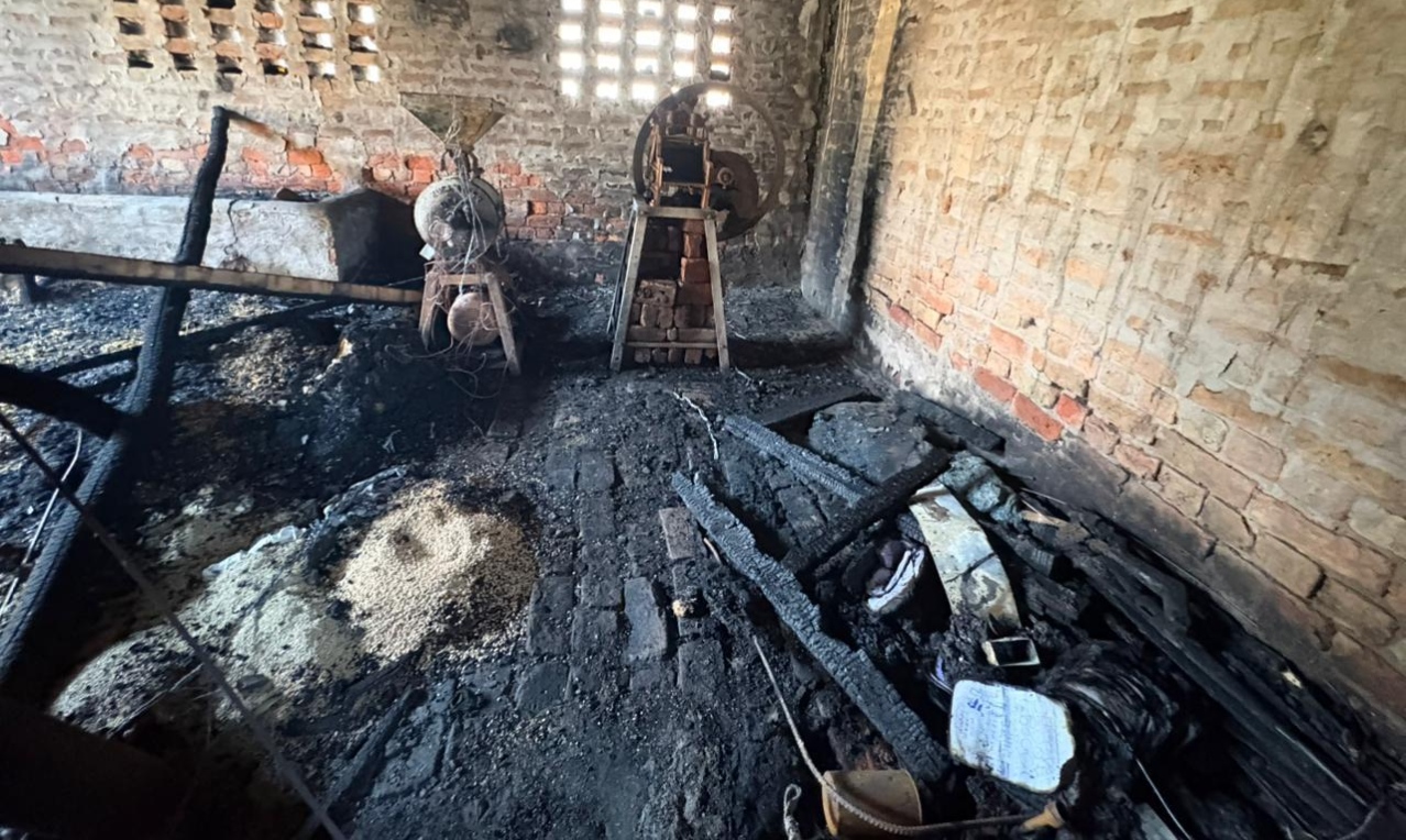 पशु बाड़े में आग लगने के बाद जला पड़ा सामान व पशु बाड़े की छत।