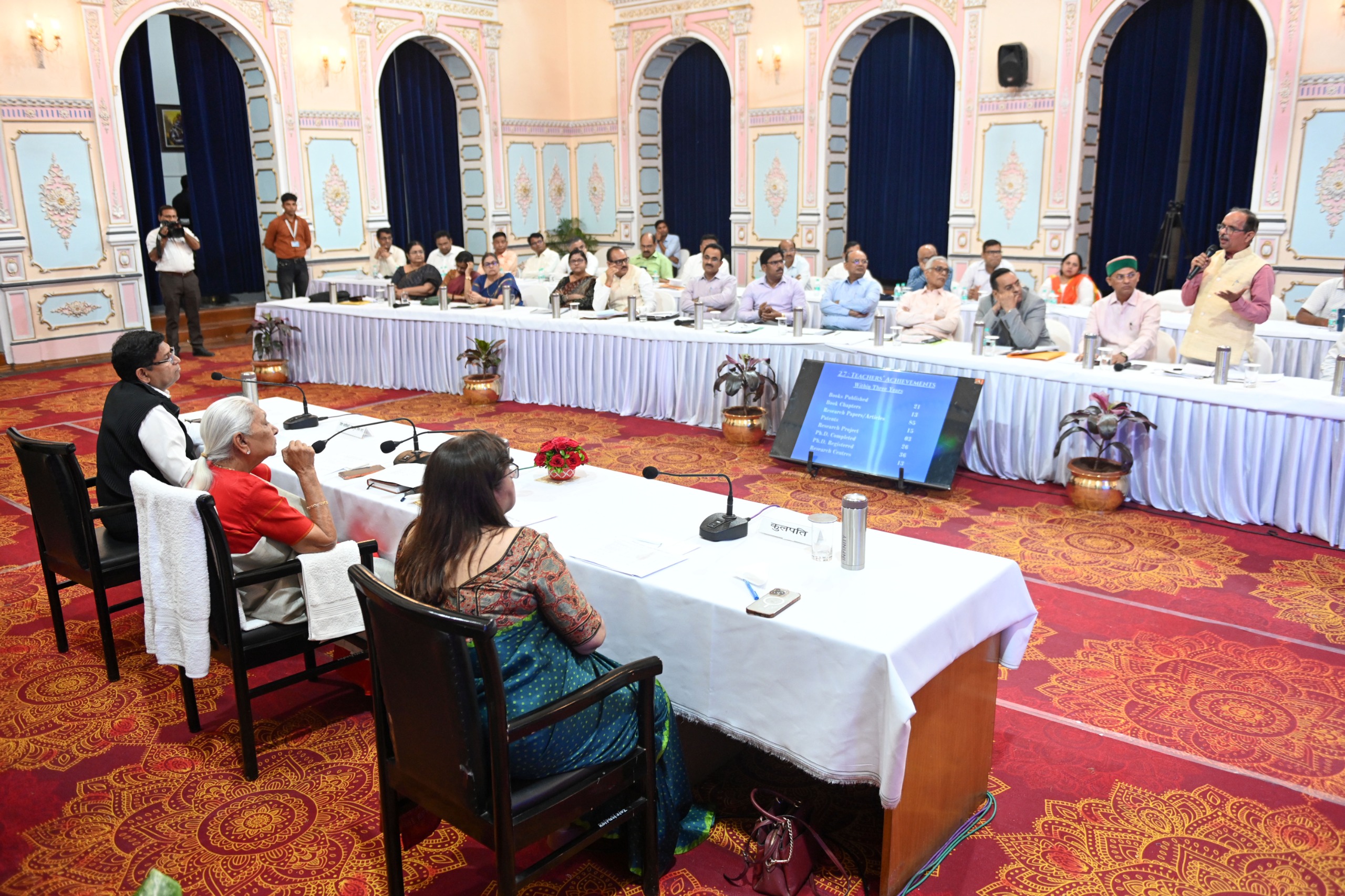 कुलाधिपति के समक्ष महाविद्यालयों का प्रस्तुतीकरण, गुणवत्तापूर्ण, रोजगारपरक शिक्षा पर जोर* कुलाधिपति के समक्ष महाविद्यालयों का प्रस्तुतीकरण, गुणवत्तापूर्ण, रोजगारपरक शिक्षा पर जोर*