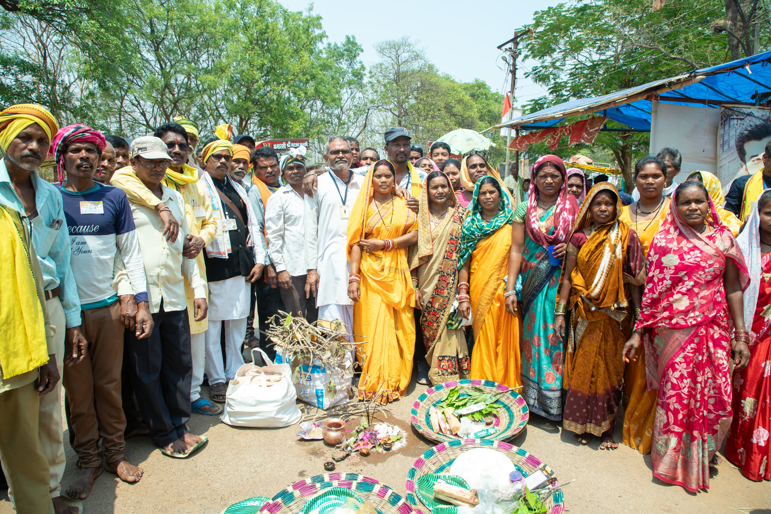 समूह में खड़ी हुई समाज की महिलाएं व अन्य।
