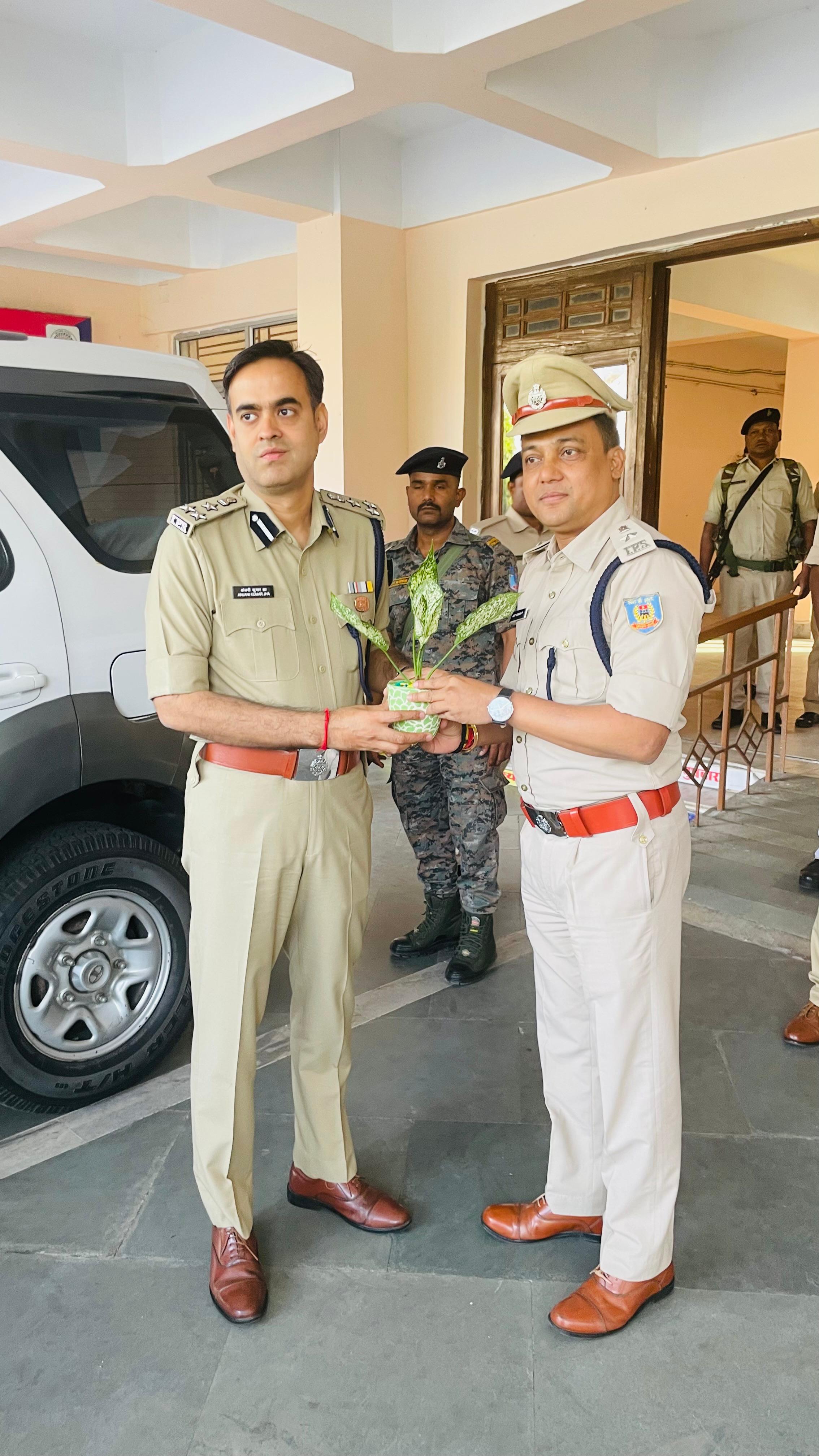 डीआईजी का स्वागत करते एसपी