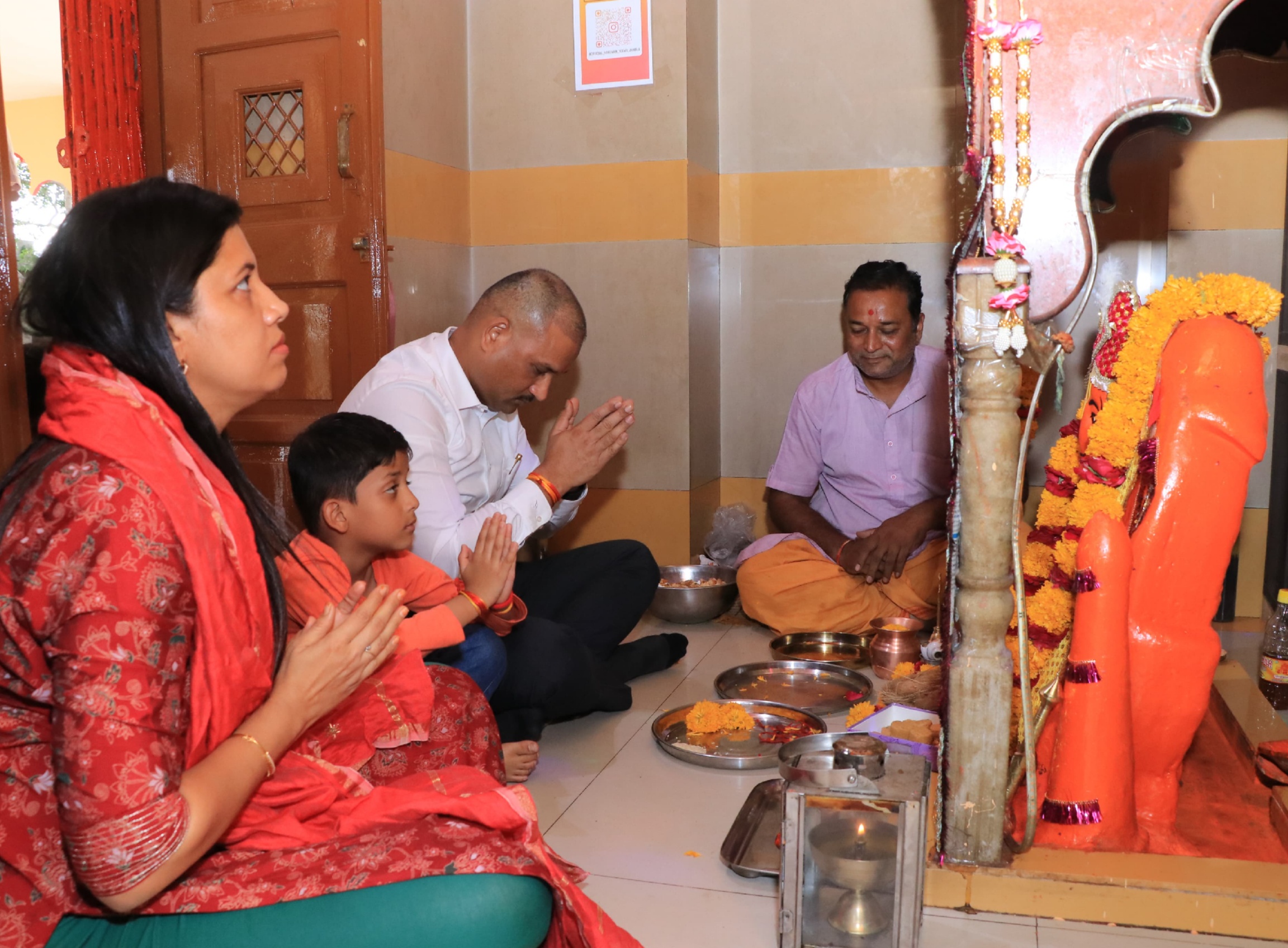 डीएम हनुमानजी मंदिर पहुंचे डीएम हनुमानजी मंदिर पहुंचे