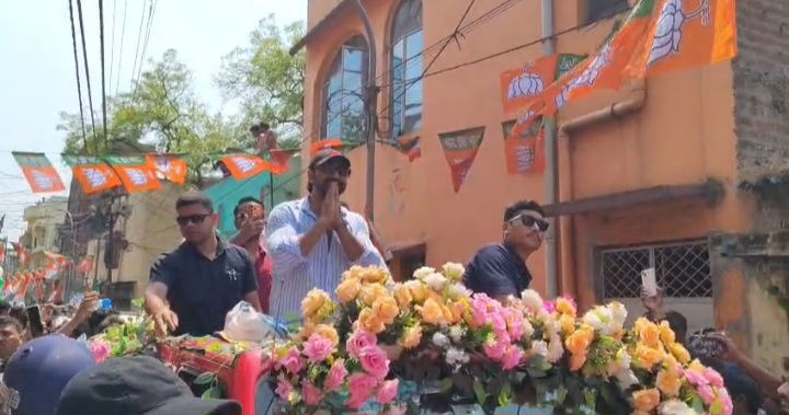 रोड शो के दौरान दर्शकों का अभिवादन करते हैं देव