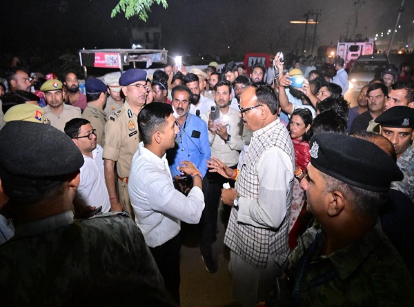 डीएम से बात करते उपमुख्यमंत्री ब्रजेश पाठक डीएम से बात करते उपमुख्यमंत्री ब्रजेश पाठक