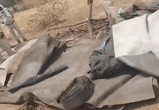 खंडवाः वनभूमि से कब्जा हटाने की कार्रवाई