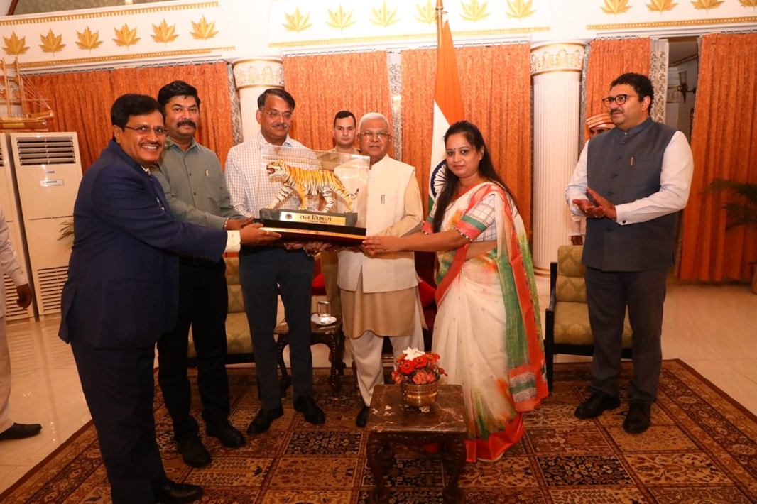 राज्यपाल मंगुभाई पटेल को वन विभाग के वरिष्ठ अधिकारियों ने स्मृति चिन्ह भेंट किया