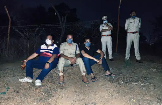 झाबुआ में वाटर फिल्टर प्लांट से गैस के रिवास के बाद मौके पर अधिकारी झाबुआ में वाटर फिल्टर प्लांट से गैस के रिवास के बाद मौके पर अधिकारी