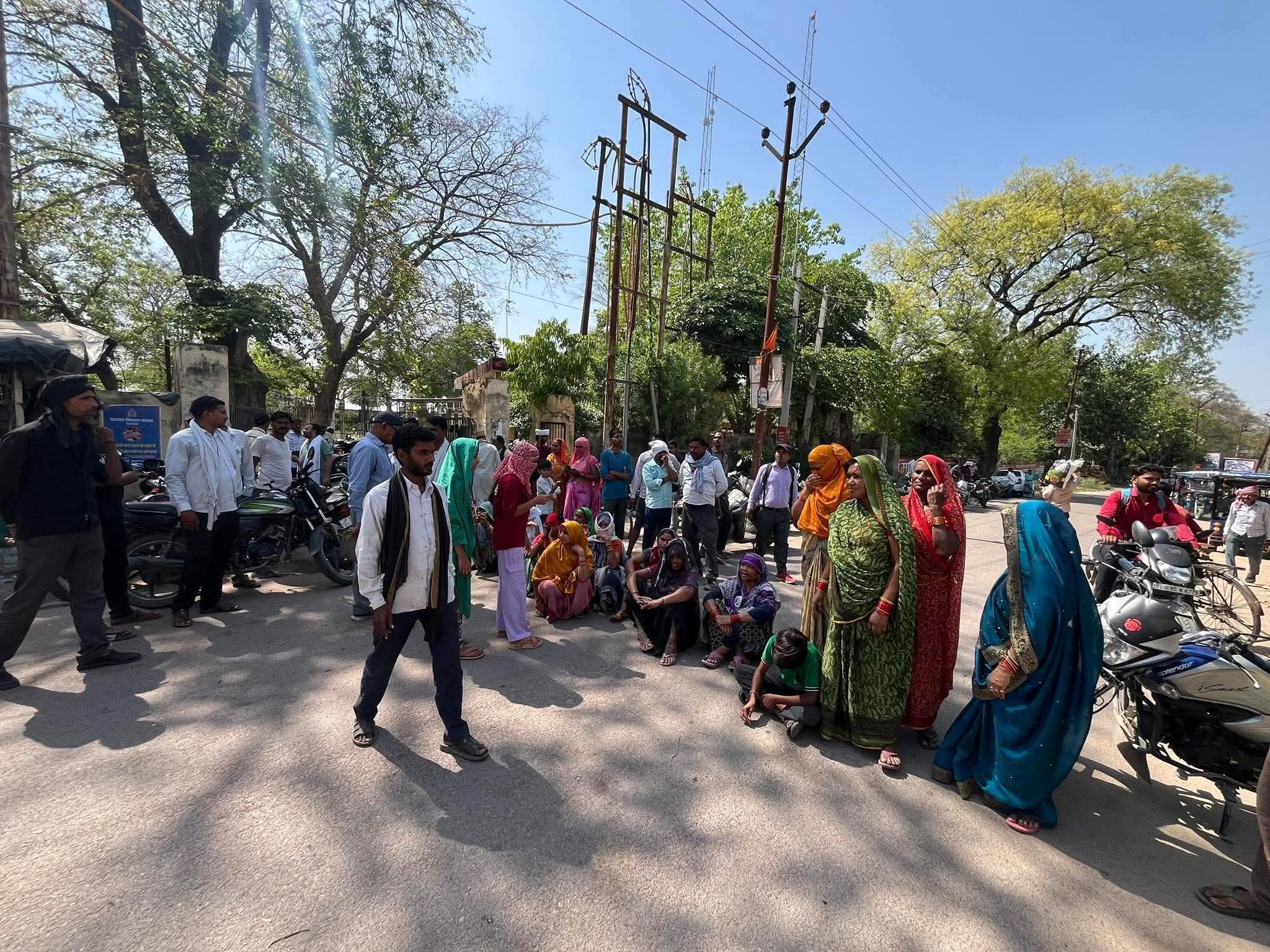 सड़क पर जाम लगाए उपभोक्ता