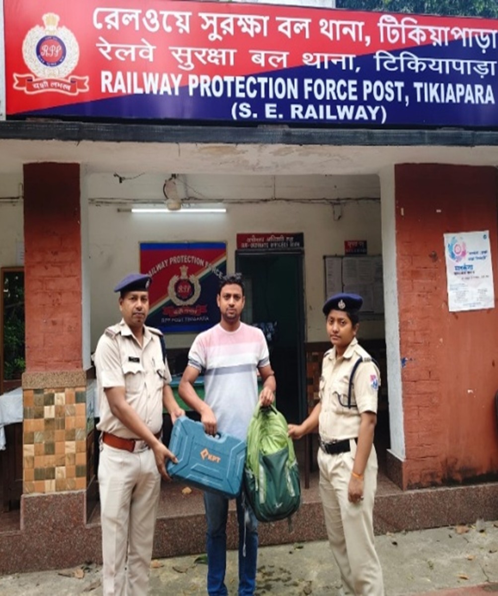 खोया हुआ सामान वापस करते हुए आरपीएफ