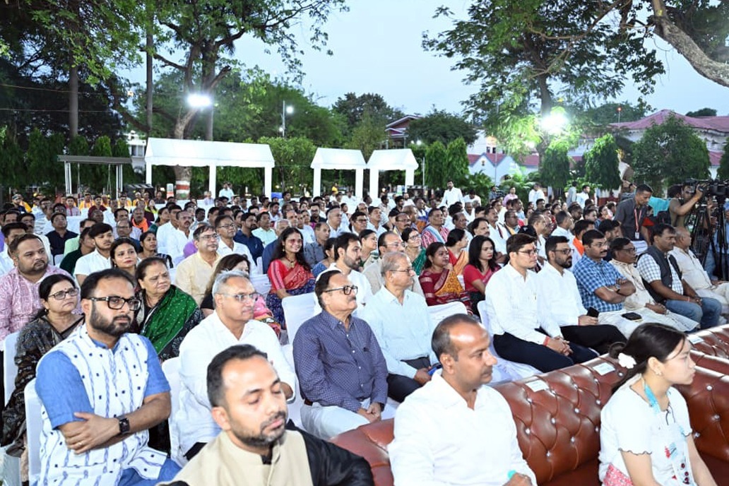 समारोह में उपस्थित विभिन्न राज्यों के प्रतिनिधि एवं नागरिकगण