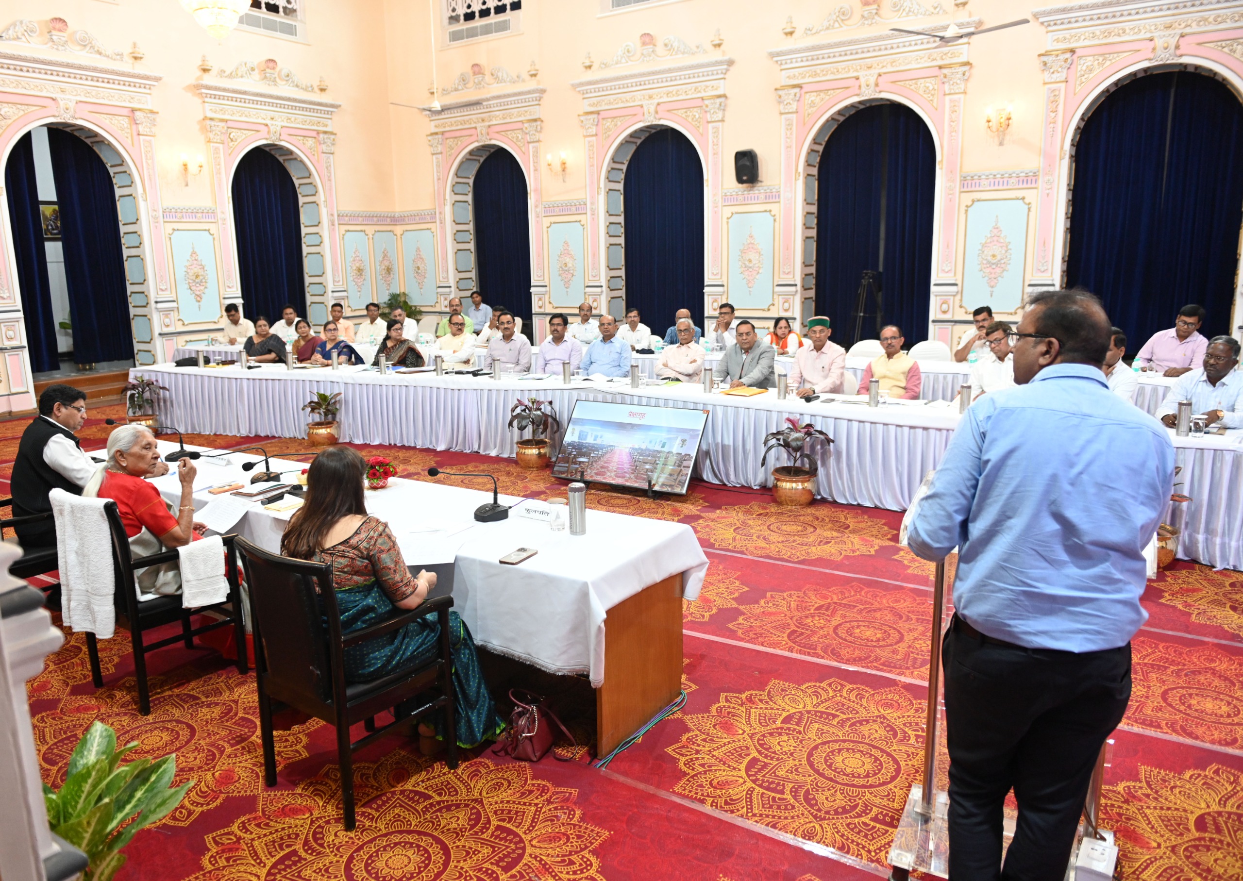 कुलाधिपति के समक्ष महाविद्यालयों का प्रस्तुतीकरण, गुणवत्तापूर्ण, रोजगारपरक शिक्षा पर जोर* कुलाधिपति के समक्ष महाविद्यालयों का प्रस्तुतीकरण, गुणवत्तापूर्ण, रोजगारपरक शिक्षा पर जोर*