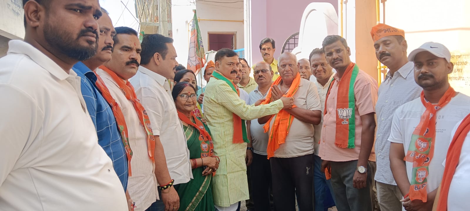 सेवा पखवाड़ा के तहत वरिष्ठ बीजेपी कार्यकर्ता को सम्मानित करते हुए पूर्व सांसद के पी सिंह