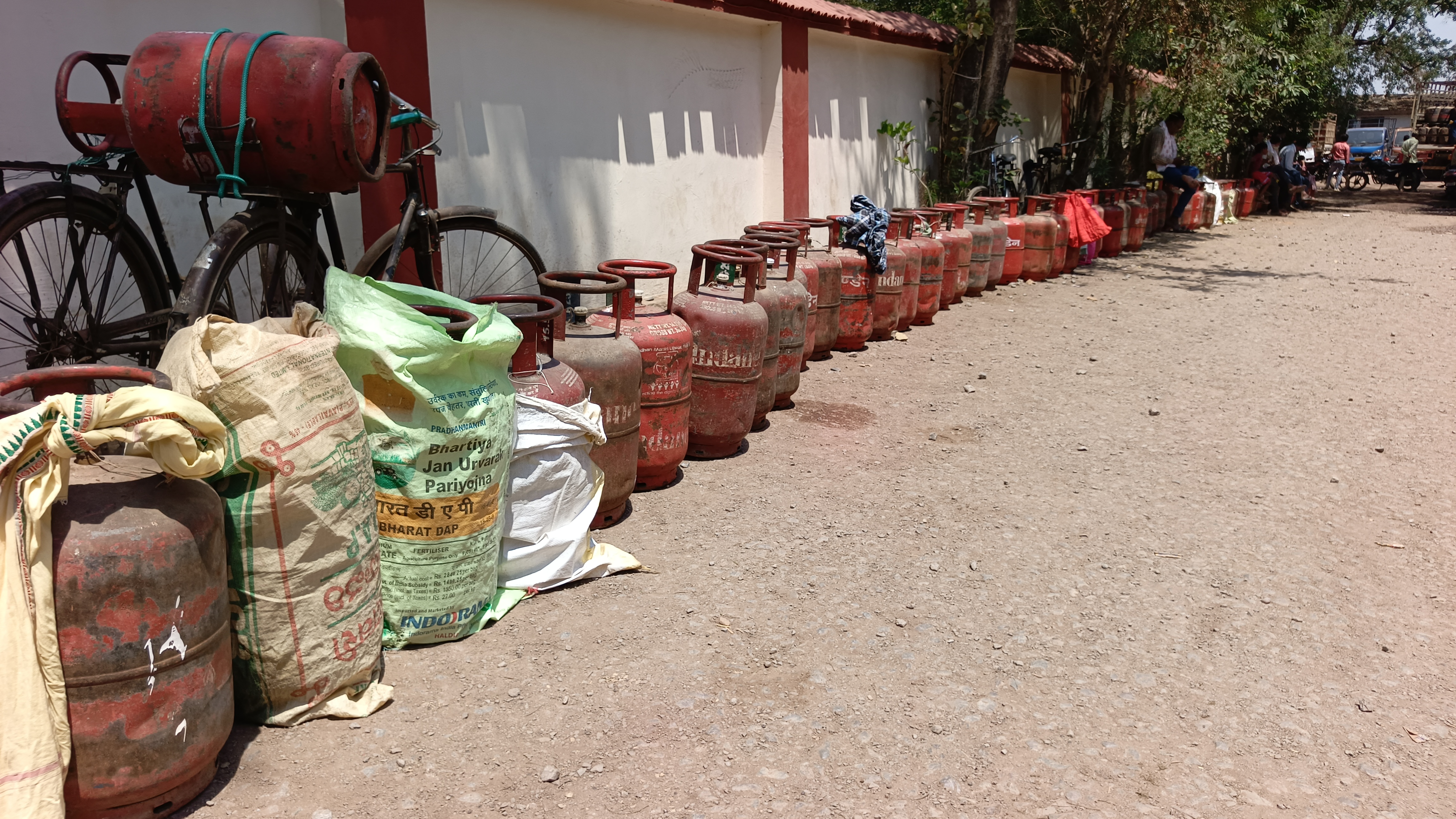 गैस एजेंसी में इस तरह से सिलिंडर रखकर नंबर लगाया जा रहा है।