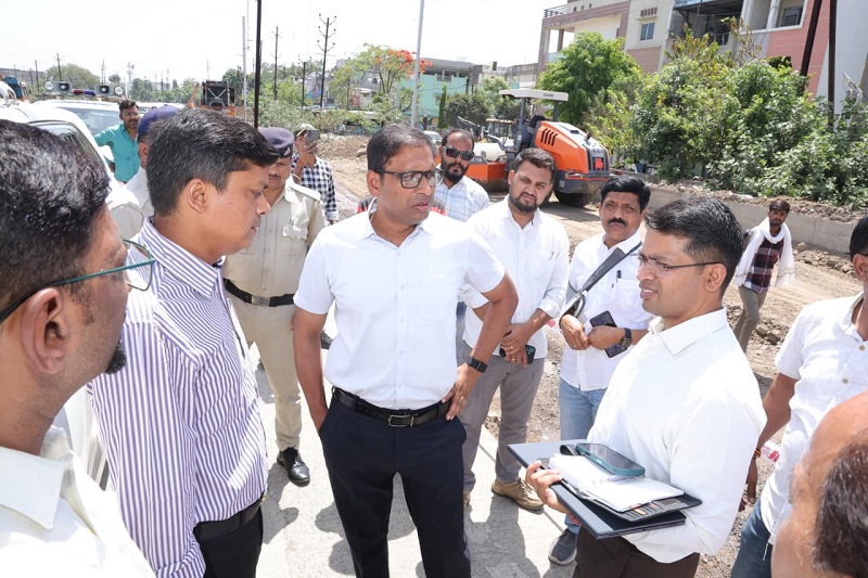 उज्जैन संभागायुक्त-कलेक्टर ने किया सड़क निर्माण कार्यों का निरीक्षण उज्जैन संभागायुक्त-कलेक्टर ने किया सड़क निर्माण कार्यों का निरीक्षण