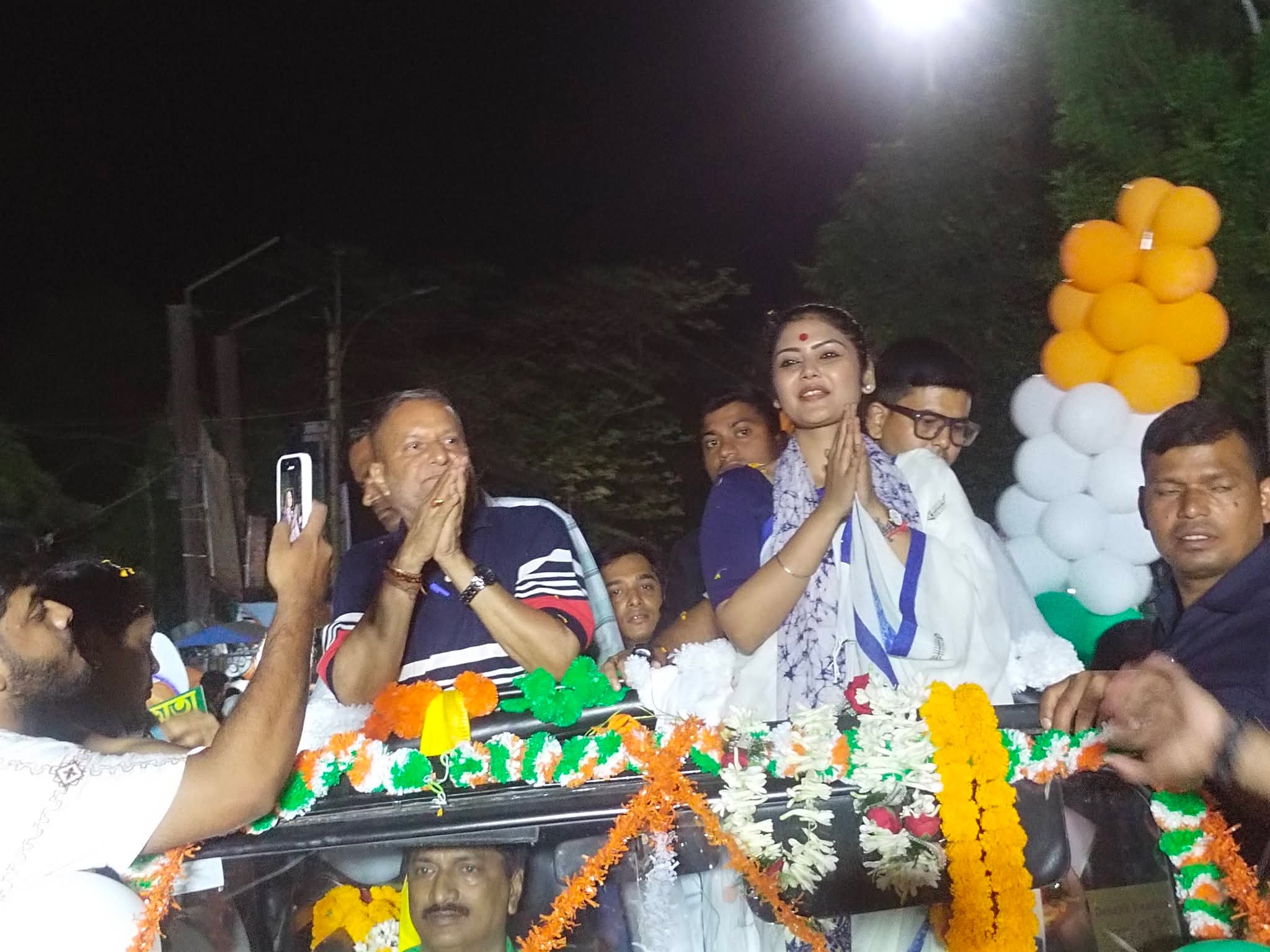 रोड शो के दौरान लोगों का अभिवादन करती सायोनी घोष