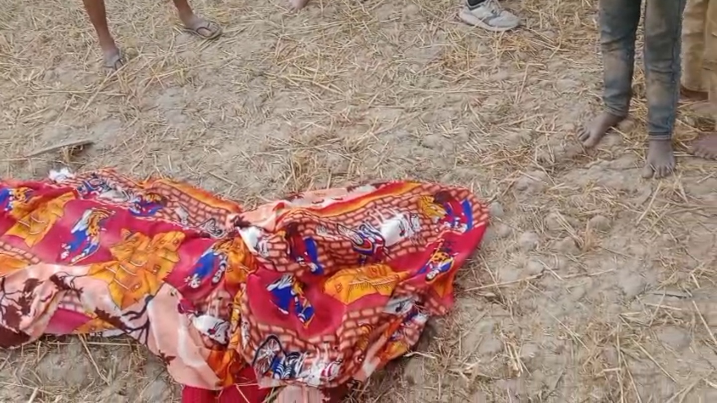 घटनास्थल पर पड़ी मृतक युवती की फोटो