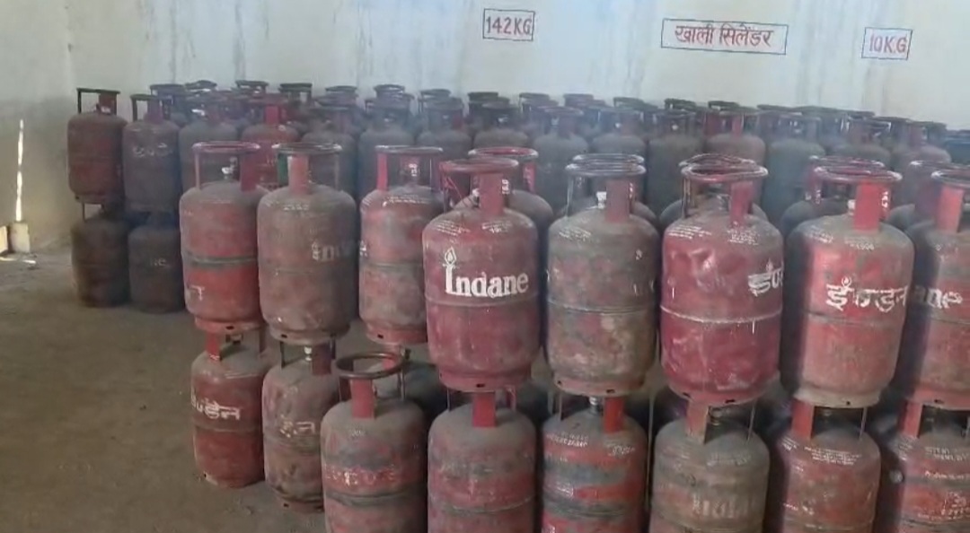 जप्त किए हुए एलपीजी सिलेंडर