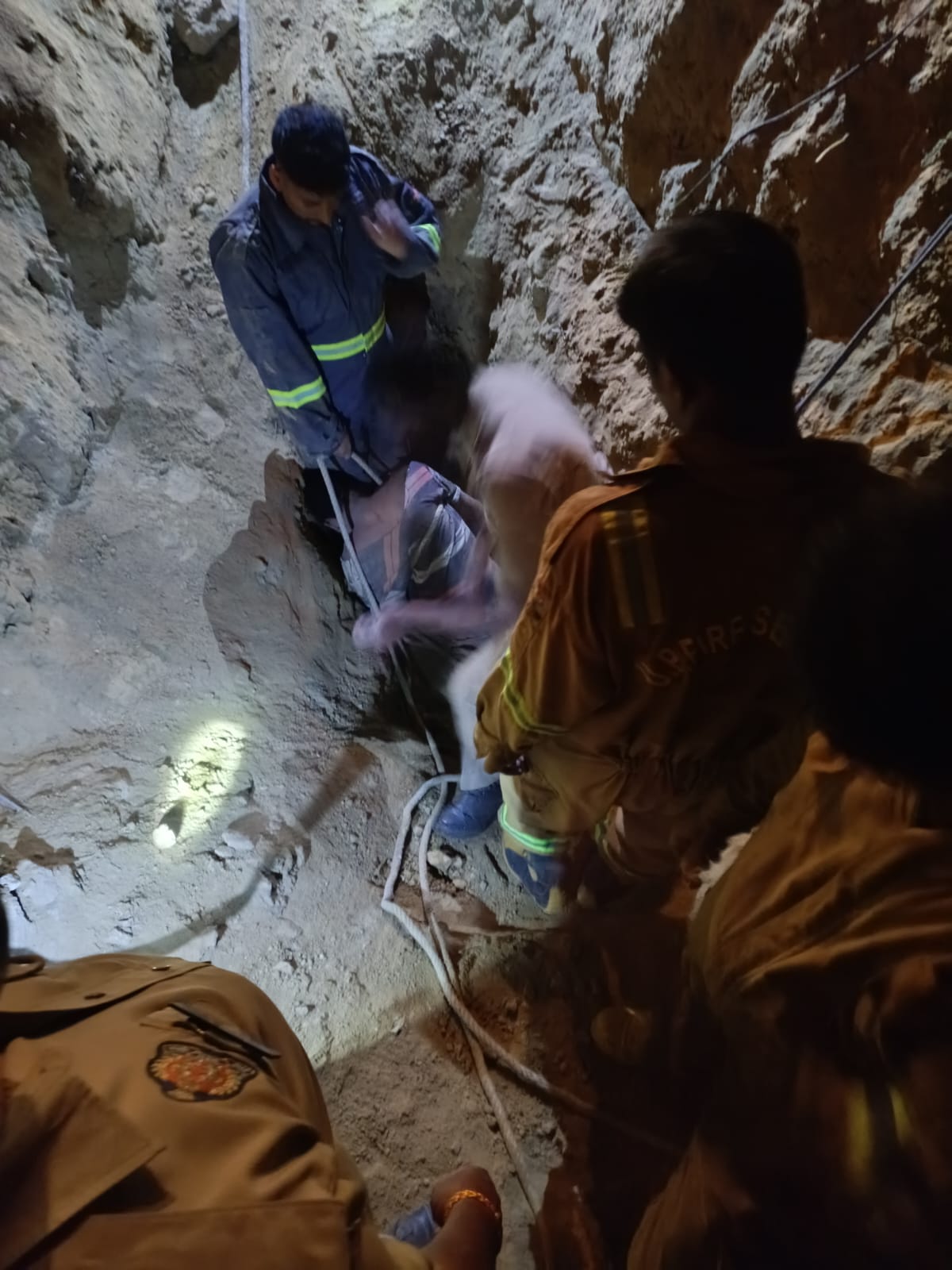 गैस पाइप लाइन हादसे में मृतकों को निकालते हुए पुलिस कर्मी