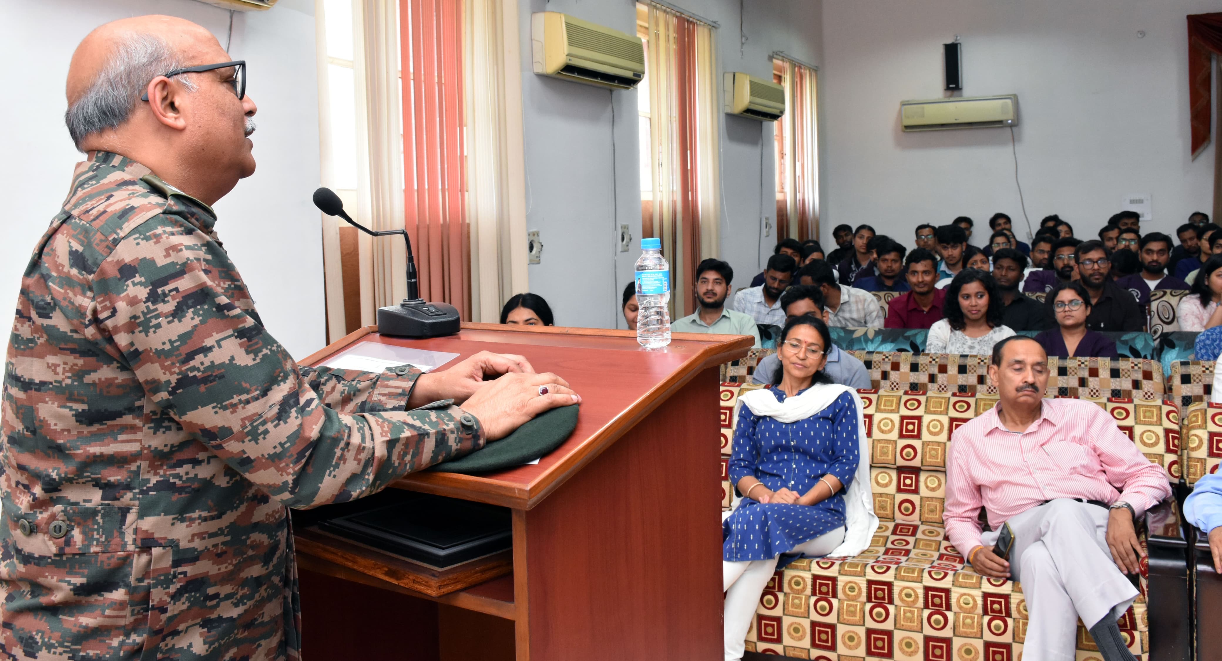 आईवीआरआई, इज्जतनगर में आयोजित इंटरैक्टिव सत्र में आरवीसी अधिकारी छात्रों को करियर संबंधी जानकारी देते हुए