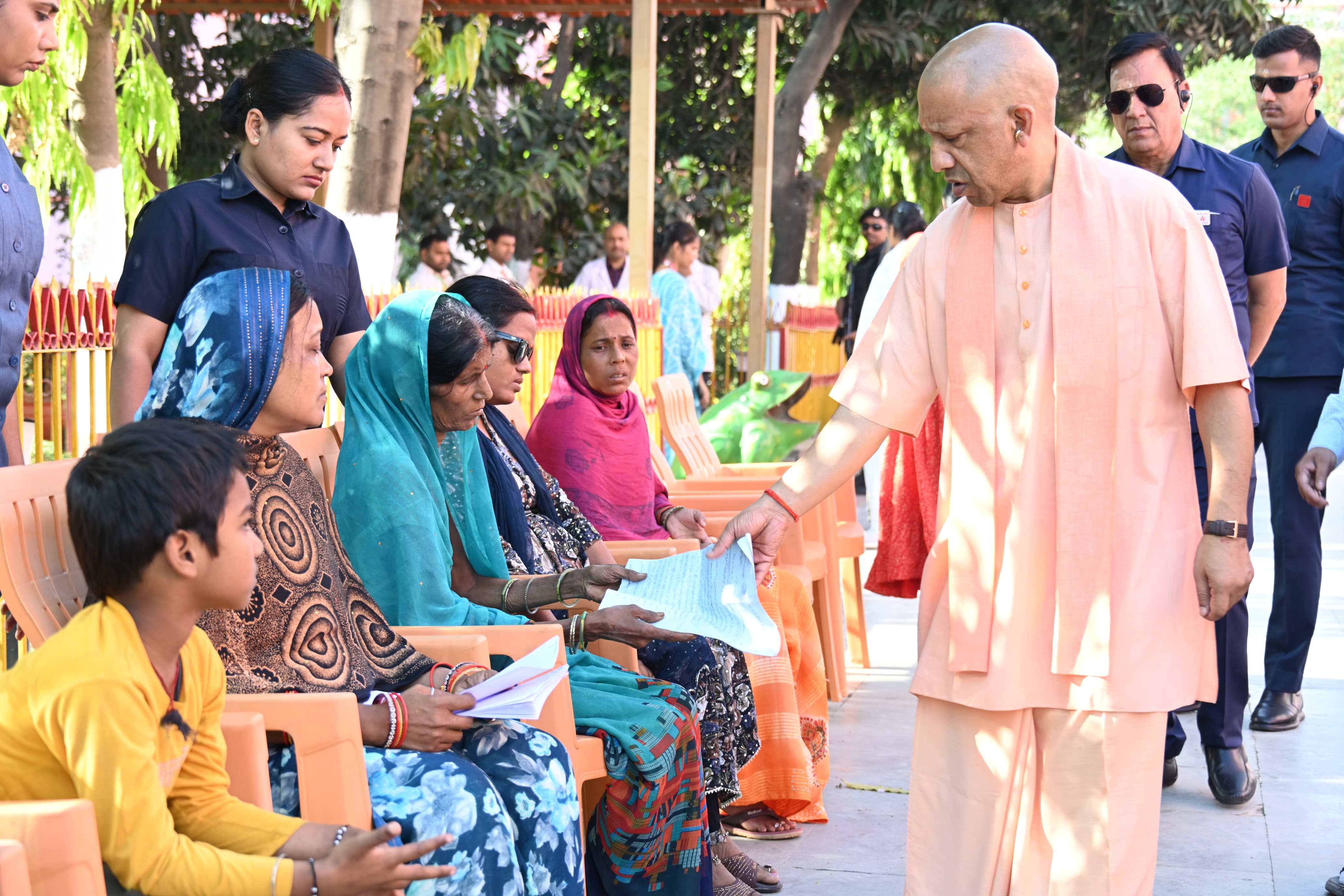 *गोरखनाथ मंदिर में 200 लोगों से मुलाकात कर उनकी समस्याएं सुनीं मुख्यमंत्री योगी आदित्यनाथ ने*