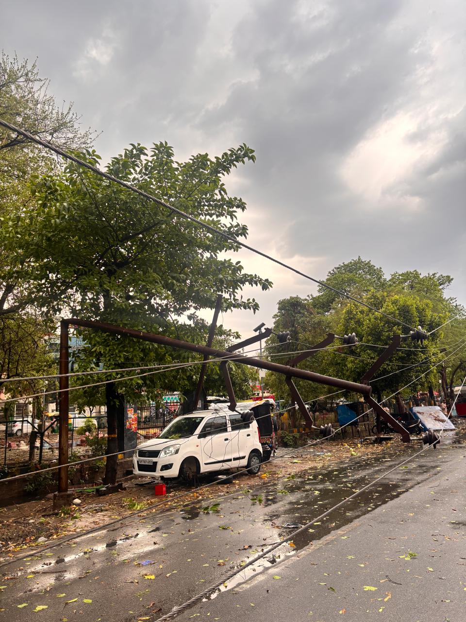 बदली मौसम के बाद आंधी पानी के चलते गिरे बिजली के पोल
