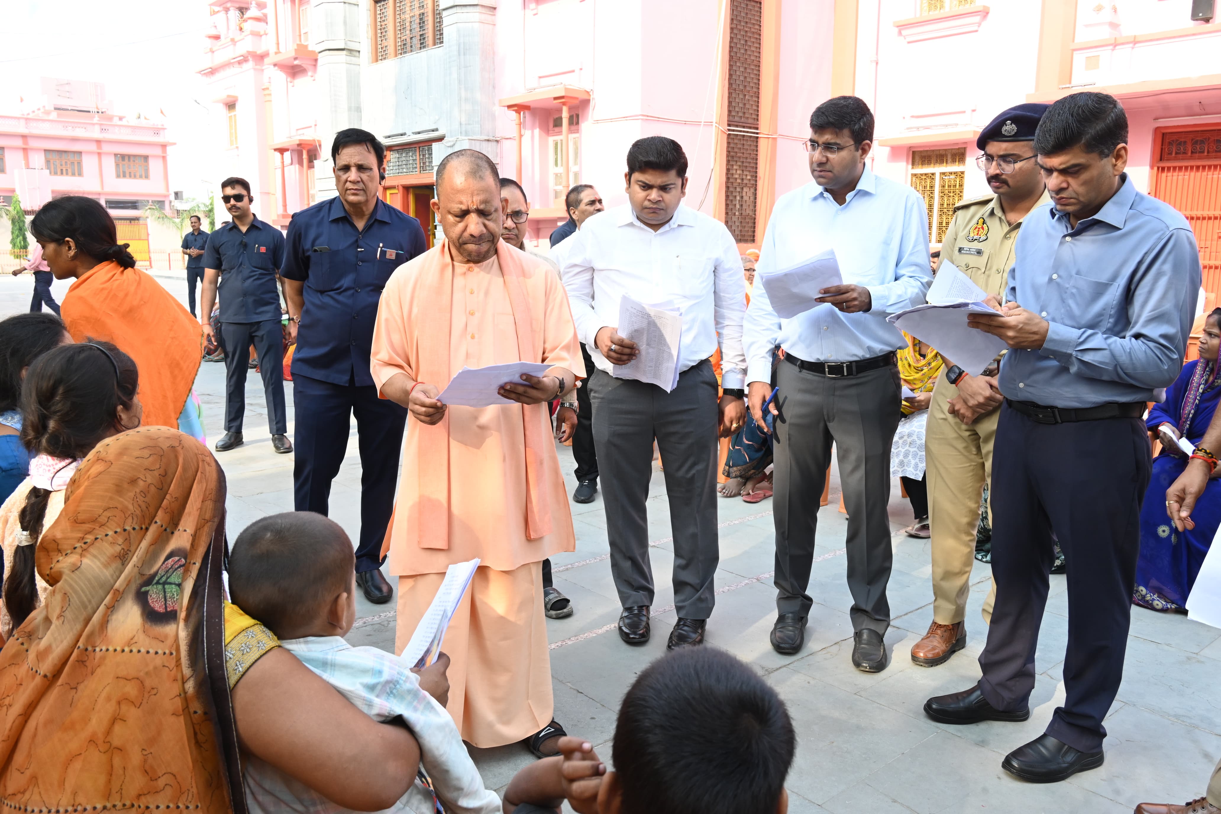 200 लोगों की समस्याएं सुनीं सीएम योगी ने, समाधान के लिए अधिकारियों को दिए दिशानिर्देश*
