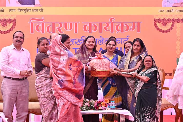 मंत्री लक्ष्मी राजवाड़े महिलाओं को ‘लक्ष्मी सखी मिलेट्स कार्ट’ वितरित करते हुए