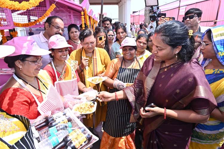 मंत्री लक्ष्मी राजवाड़े महिलाओं को ‘लक्ष्मी सखी मिलेट्स कार्ट’ वितरित करते हुए