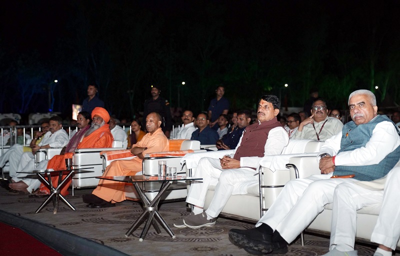 वाराणसी में महानाट्य ‘सम्राट विक्रमादित्य’ का ऐतिहासिक मंचन देखते हुए मप्र और यूपी के सीएम और मंत्रीगण