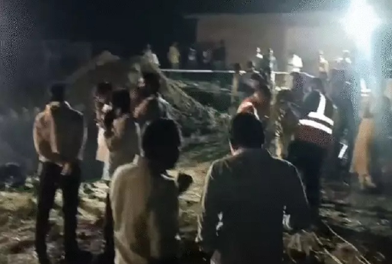 बोरवेल में गिरे बच्चे को बचाने के लिए रेस्क्यू जारी बोरवेल में गिरे बच्चे को बचाने के लिए रेस्क्यू जारी