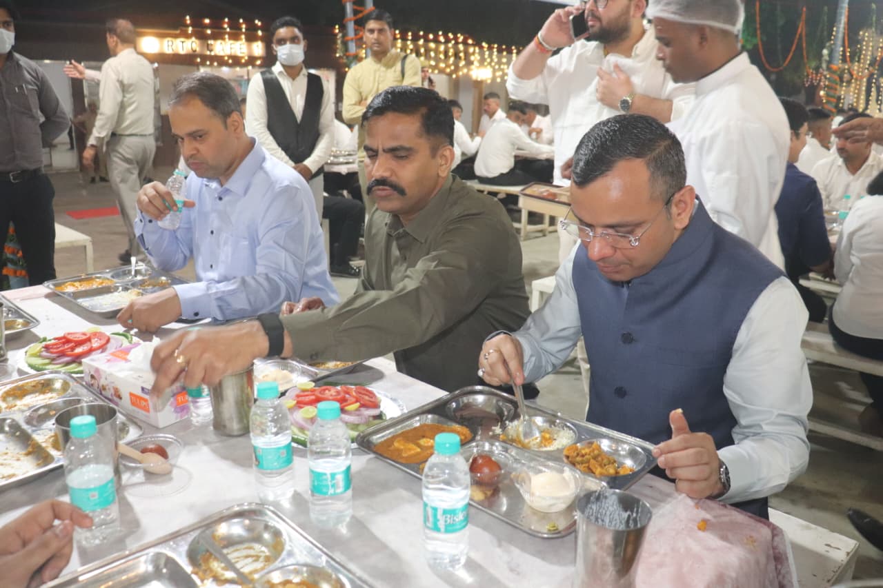 पुलिस लाइन आरटीसी में प्रशिक्षु सिपाहियों के लिए ‘बड़ा खाना के आयोजन में भोजन करते डीआईजी, एसएसपी, डीएम।