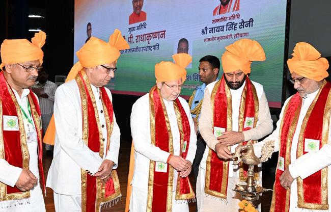 सोनीपत: दीप प्रज्जवलित करते हुए उपराष्ट्रपति    सीपी राधाकृष्णन, राज्यपाल कुलाधिपति असीम कुमार घोष व मुख्यमंत्री नायब सिंह सैनी