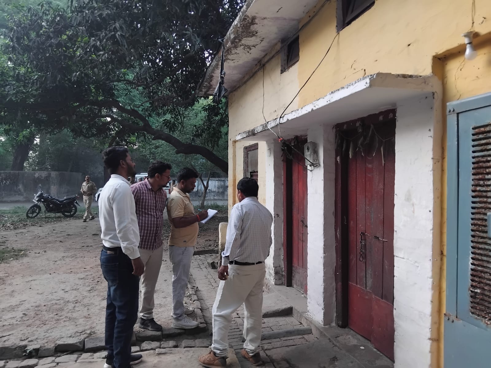 सीबीगंज की आईटीआर कॉलोनी में बिजली चोरी की जांच करते विद्युत विभाग की टीम। सीबीगंज की आईटीआर कॉलोनी में बिजली चोरी की जांच करते विद्युत विभाग की टीम।