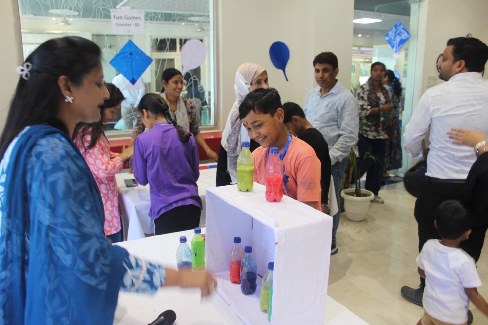 बरेली में विश्व ऑटिज्म जागरूकता दिवस पर आयोजित कार्यक्रम में दीप प्रज्ज्वलित करते अतिथि और मौजूद अभिभावक।