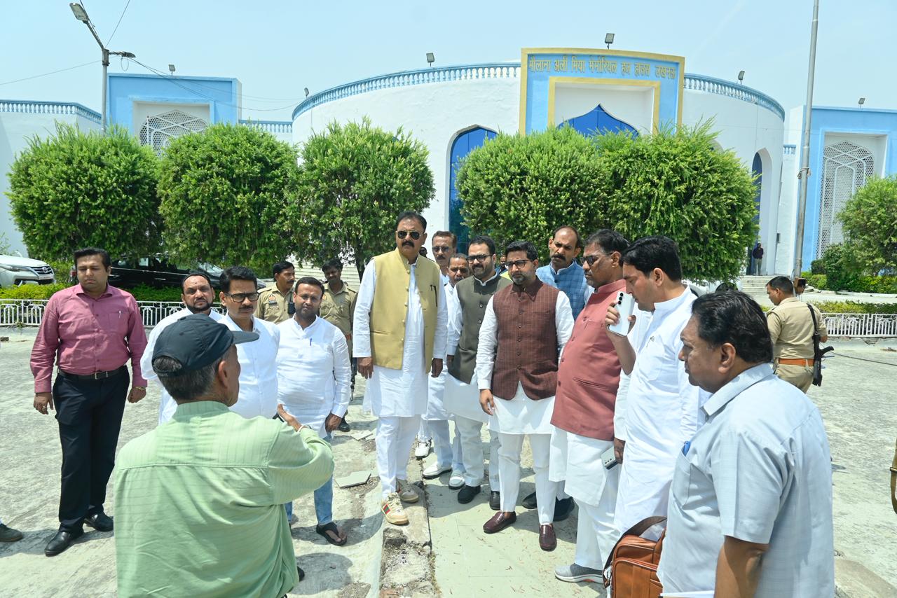 मंत्री दानिश आज़ाद अंसारी ने हज यात्रा की तैयारियों की समीक्षा के बाद निरीक्षण करते हुए।