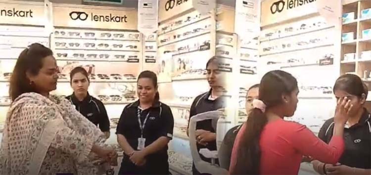 धर्म जागरण समिति के सदस्याें ने लेंसकार्ट के शाेरूम में कर्मचारियाें काे तिलक लगाते हुए