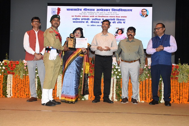 टाटा सामाजिक विज्ञान संस्थान, मुम्बई के कुलपति प्रो.बद्री नारायण तिवारी व विश्वविद्यालय की कार्यवाहक कुलपति प्रो. सुनीता मिश्रा सम्मानित करते