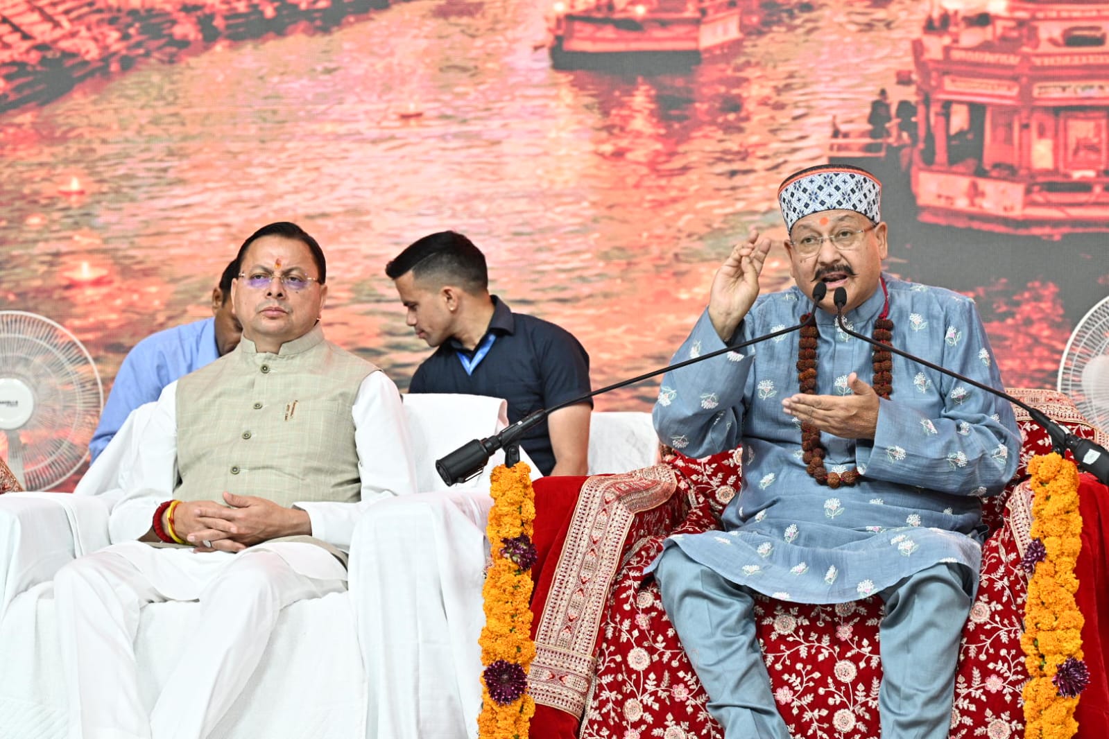 सद्भावना सम्मेलन के मंच पर मुख्यमंत्री धामी व सतपाल महाराज सद्भावना सम्मेलन के मंच पर मुख्यमंत्री धामी व सतपाल महाराज