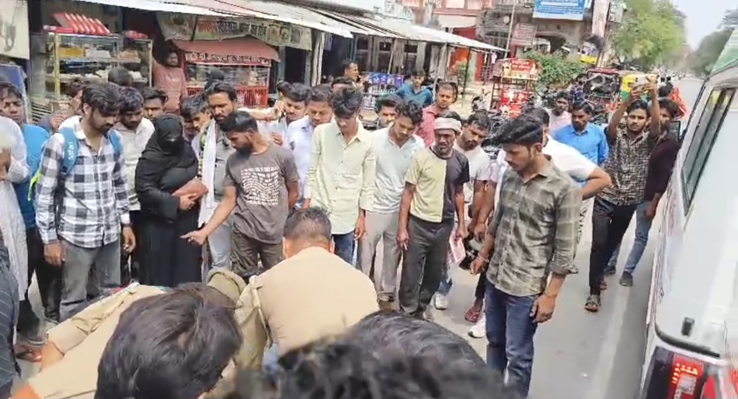 घटनास्थल पर लगी भारी भीड़