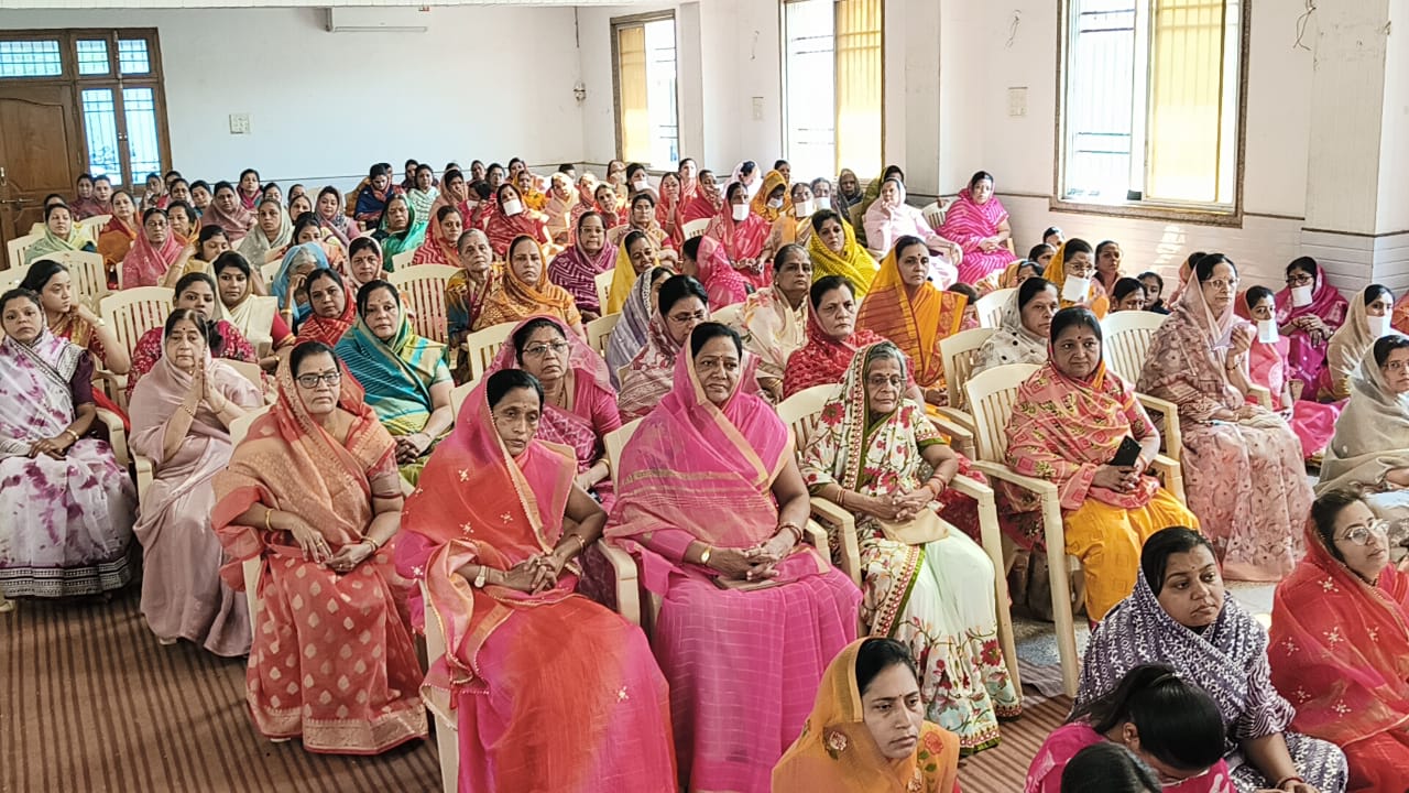 समूह में बैठी हुई समाज की महिलाएं। समूह में बैठी हुई समाज की महिलाएं।