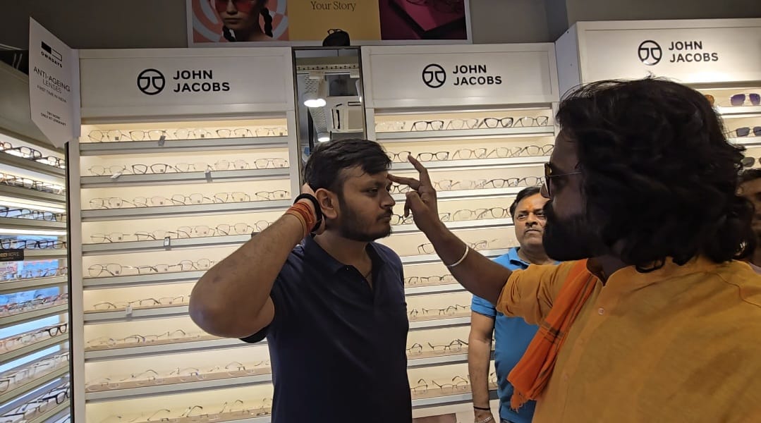 लेंसकार्ट के फ्रेंचाइजी ओनर को तिलक लगाते हुए