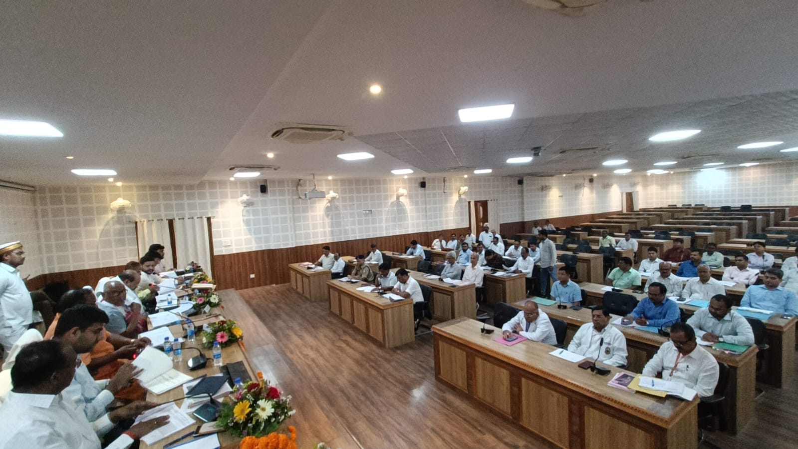 सभापति ध्रुव कुमार त्रिपाठी की अध्यक्षता में एनेक्सी सभागार में हुई बैठक, डीएम-एसएसपी समेत कई जनपदों के अधिकारी रहे मौजूद*