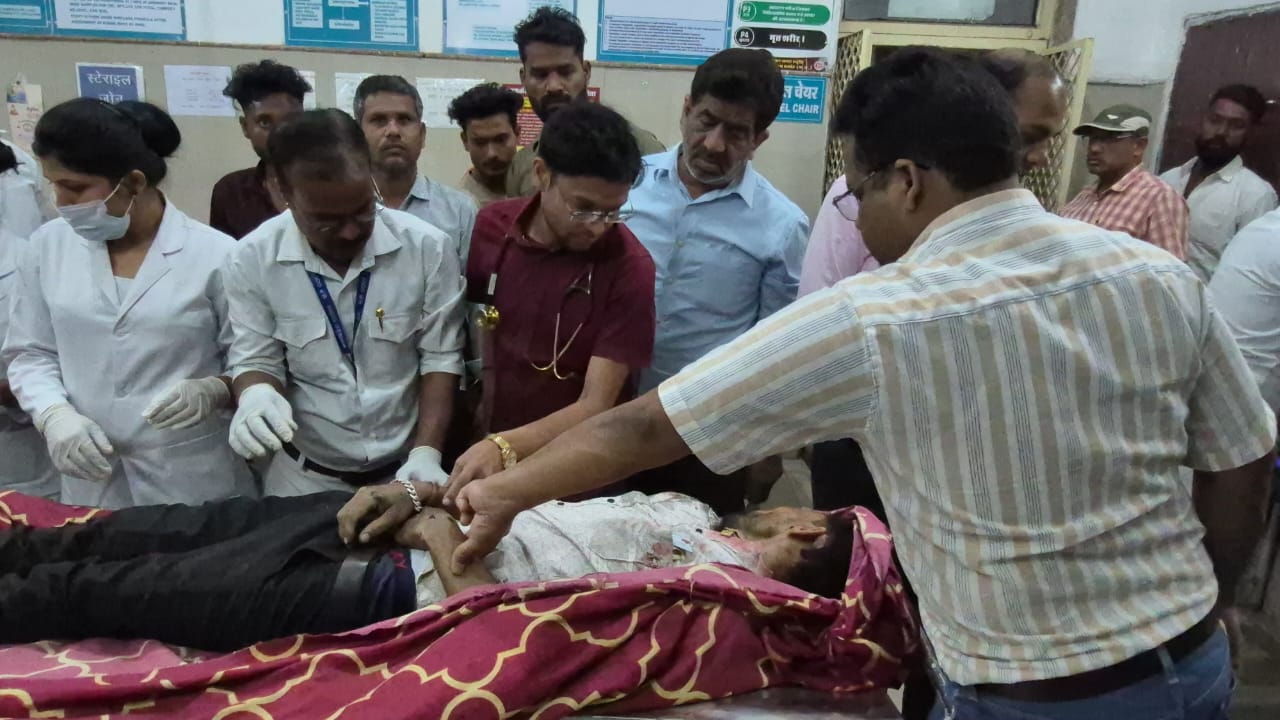 दमोह-सागर स्टेट हाईवे पर भीषण सड़क हादसा: ट्रक, बोलेरो और बाइक की टक्कर में 4 की मौत, 2 घायल